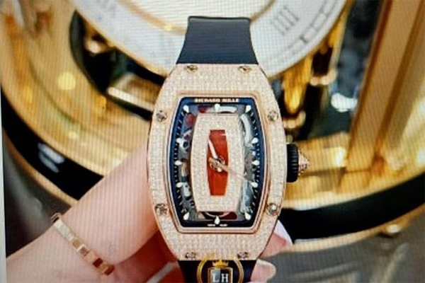 Seung Ri đeo đồng hồ 1,5 tỷ tới Việt Nam