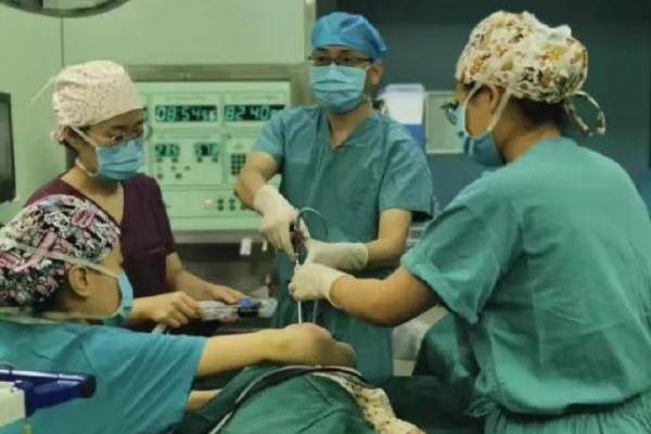 Con gái 13 tuổi bụng ngày càng to và chằng chịt vết rạn, thứ bác sĩ lôi ra từ bụng cô bé khiến mẹ đau lòng hối hận-3