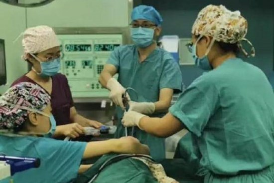 Em bé 10 tháng tuổi nuốt dị vật này vào bụng, bác sĩ nói: “Thứ này đáng sợ hơn nhiều so với những loại dị vật khác”