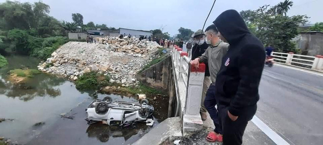 Ô tô lao xuống suối rồi lật ngửa, 2 cán bộ chi cục thuế tử vong-1