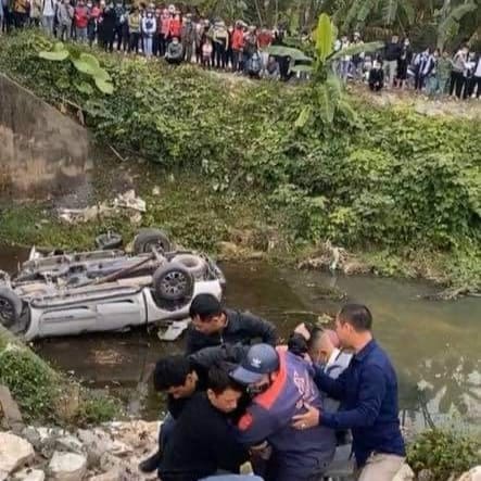Ô tô lao xuống suối rồi lật ngửa, 2 cán bộ chi cục thuế tử vong-2