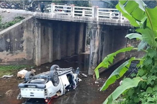 Ô tô lao xuống suối rồi lật ngửa, 2 cán bộ chi cục thuế tử vong