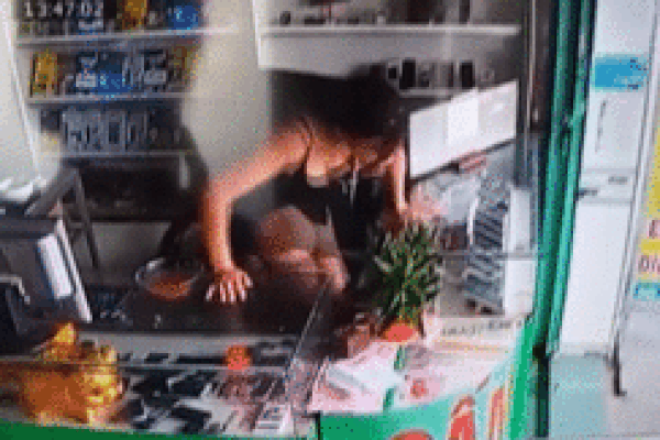 Cô gái phi thân qua tủ kính, tóm gọn tên cướp điện thoại