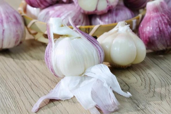 Trước khi ngủ đặt dưới gối 1 miếng tỏi, 7 ngày sau cơ thể sẽ nhận được 4 lợi ích tuyệt vời mà không loại thuốc bổ nào làm được-4