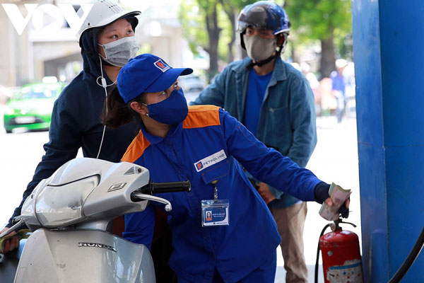 Giá xăng giảm 1.100 đồng/lít, tạm lui một cơn sốt giá-1