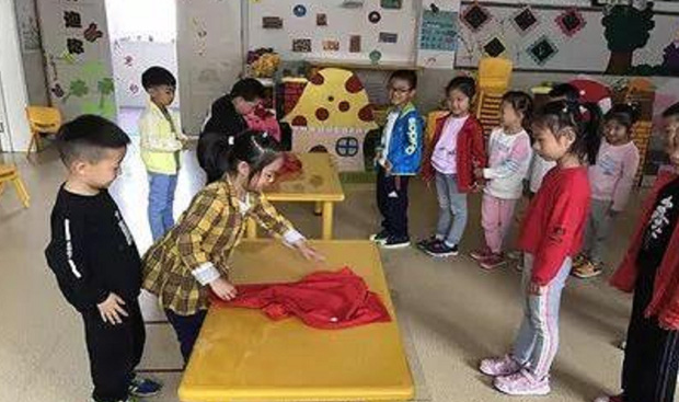 Mẹ ơi, con đau quá - Bé gái 3 tuổi nắm chặt quần sau khi tan học, bà mẹ lật ngược quần ra liền bật khóc-1