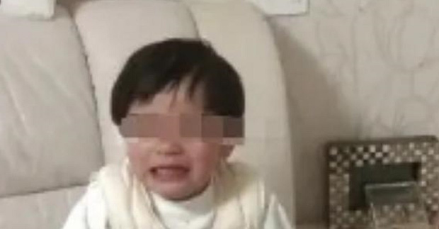 Mẹ ơi, con đau quá - Bé gái 3 tuổi nắm chặt quần sau khi tan học, bà mẹ lật ngược quần ra liền bật khóc-4