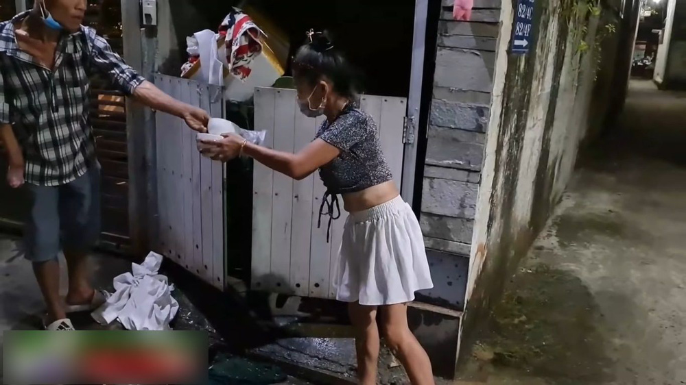 Hoa hậu ve chai U50 vẫn sơn móng tay đỏ chót, nhặt rác nuôi chồng tật nguyền-2