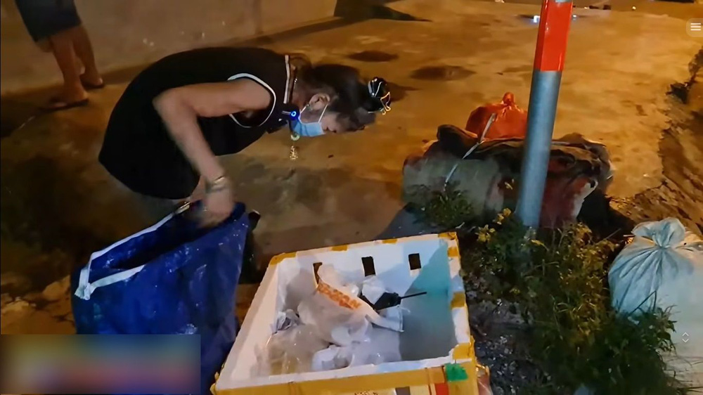 Hoa hậu ve chai U50 vẫn sơn móng tay đỏ chót, nhặt rác nuôi chồng tật nguyền-4