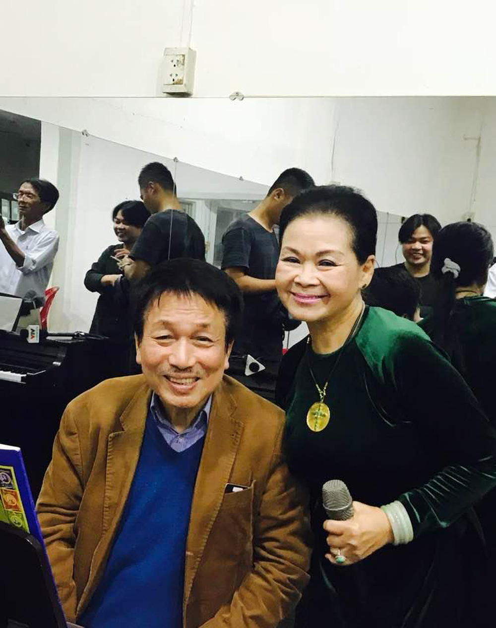 Tôi chảy nước mắt khi nhìn Phú Quang 1 mình bên chiếc dương cầm giữa vùng sáng khói sương!-1