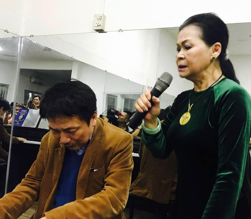 Tôi chảy nước mắt khi nhìn Phú Quang 1 mình bên chiếc dương cầm giữa vùng sáng khói sương!-2