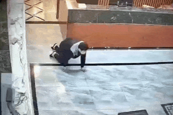 Clip: Cố tình quỵt tiền, người đàn ông lén lút bò ra khỏi spa