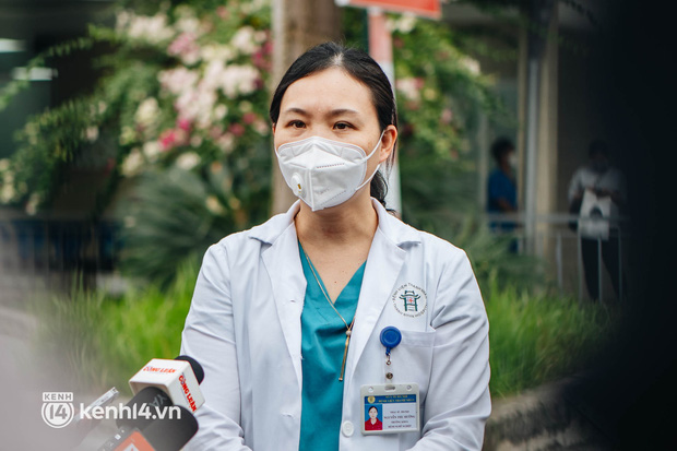 Hà Nội cảnh báo tình trạng người dân test nhanh dương tính tự đến bệnh viện Covid-19 tuyến cuối gây quá tải-1