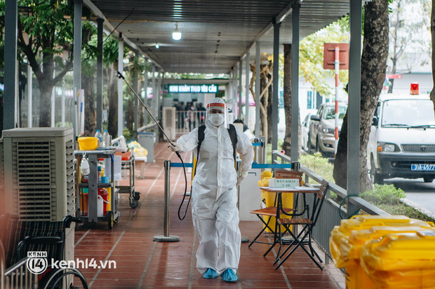Hà Nội cảnh báo tình trạng người dân test nhanh dương tính tự đến bệnh viện Covid-19 tuyến cuối gây quá tải-3