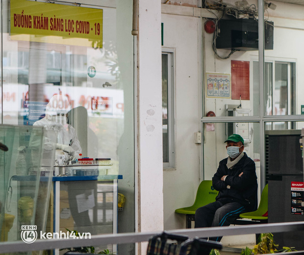 Hà Nội cảnh báo tình trạng người dân test nhanh dương tính tự đến bệnh viện Covid-19 tuyến cuối gây quá tải-4