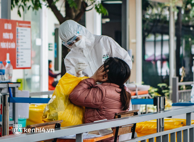 Hà Nội cảnh báo tình trạng người dân test nhanh dương tính tự đến bệnh viện Covid-19 tuyến cuối gây quá tải-5