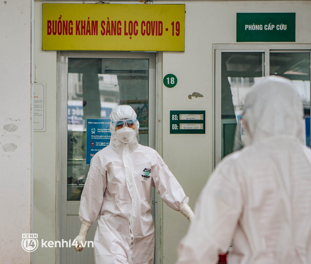 Hà Nội cảnh báo tình trạng người dân test nhanh dương tính tự đến bệnh viện Covid-19 tuyến cuối gây quá tải-6