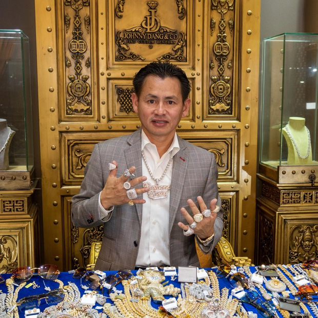Xôn xao thông tin tỷ phú Johnny Đặng lên kế hoạch mở lớp dạy nghề làm hột xoàn, đẽo vàng online-1