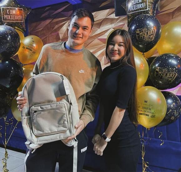 Yến Xuân mừng sinh nhật em trai thủ môn Đặng Văn Lâm, hình ảnh vui vẻ bên gia đình chồng tương lai gây chú ý-1