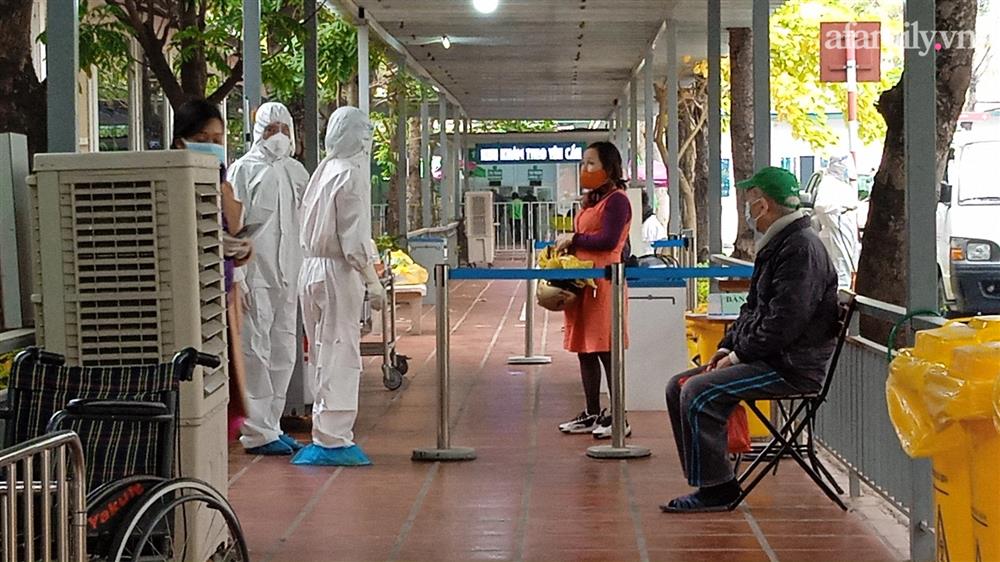 Hà Nội: Nhiều người ngỡ ngàng khi đến bệnh viện khám mới biết mình là F0-1