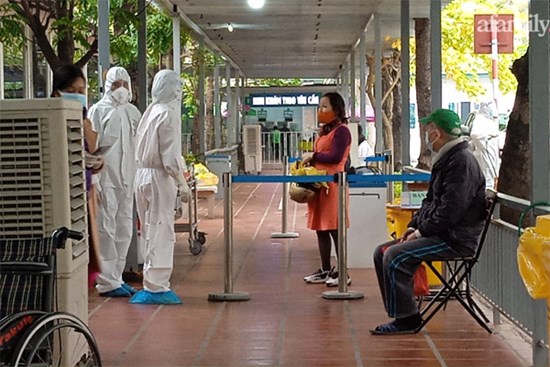 Hà Nội: Nhiều người ngỡ ngàng khi đến bệnh viện khám mới biết mình là F0