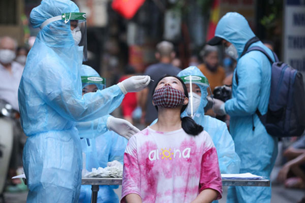 Hà Nội: 126 khách ăn nhậu tại karaoke Monaza Trần Duy Hưng vẫn đang chờ kết quả test nhanh vì liên quan 4 F0-8