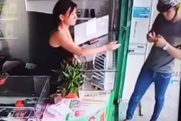 Thanh niên vờ hỏi mua điện thoại rồi cướp, nữ chủ quán có pha phi thân qua tủ kính đuổi bắt cực hồi hộp-1