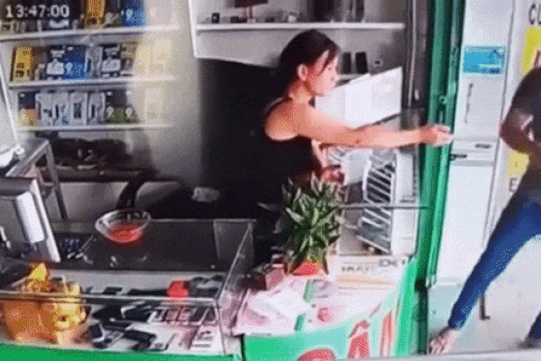 Thanh niên vờ hỏi mua điện thoại rồi cướp, nữ chủ quán có pha phi thân qua tủ kính đuổi bắt cực hồi hộp
