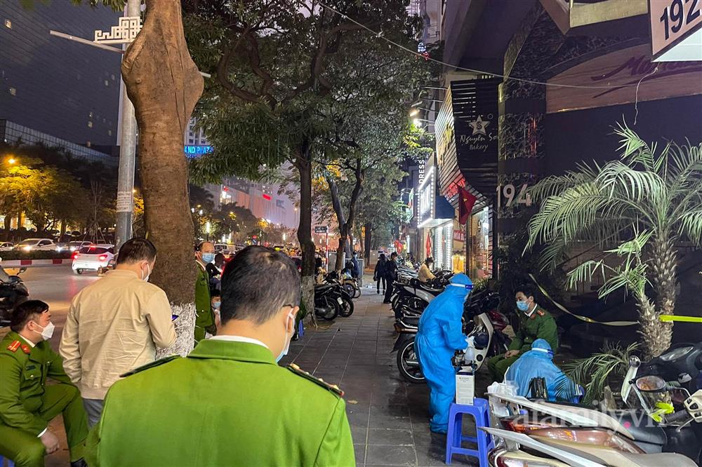 Hà Nội: 126 khách ăn nhậu tại karaoke Monaza Trần Duy Hưng vẫn đang chờ kết quả test nhanh vì liên quan 4 F0-1