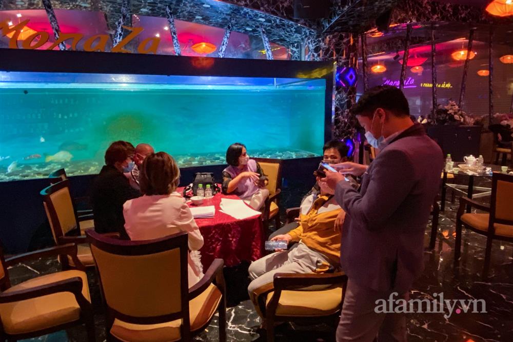 Hà Nội: 126 khách ăn nhậu tại karaoke Monaza Trần Duy Hưng vẫn đang chờ kết quả test nhanh vì liên quan 4 F0-2