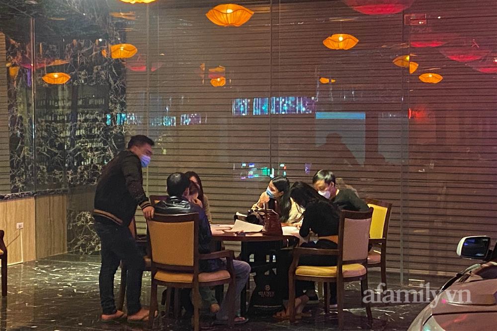 Hà Nội: 126 khách ăn nhậu tại karaoke Monaza Trần Duy Hưng vẫn đang chờ kết quả test nhanh vì liên quan 4 F0-3