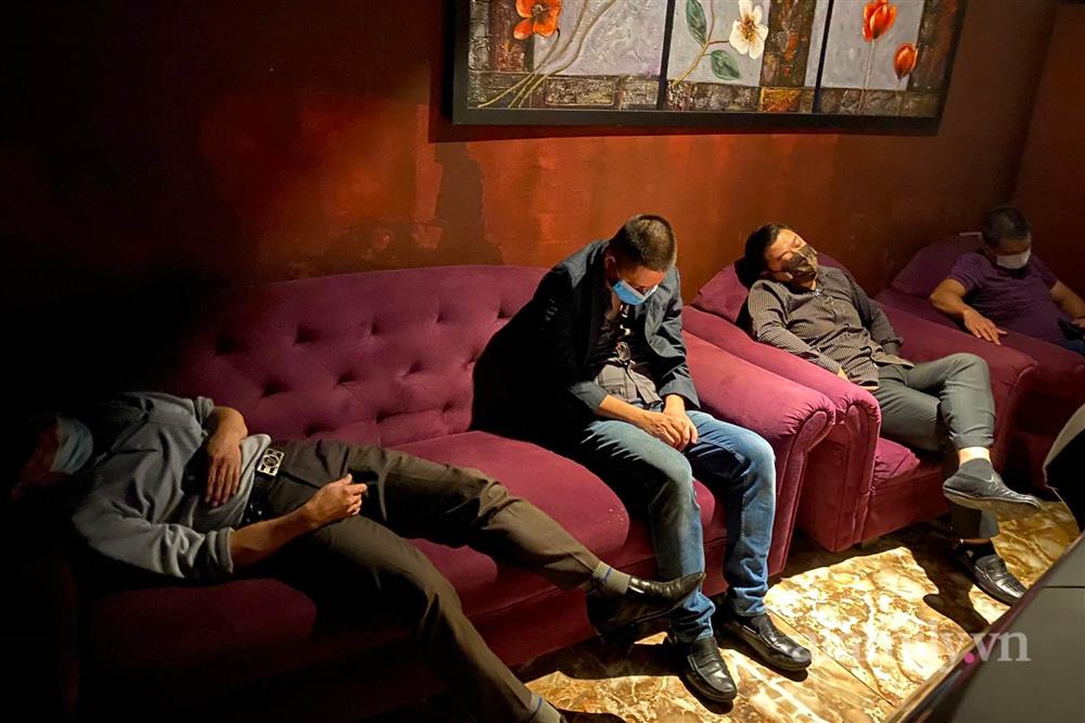 Hà Nội: 126 khách ăn nhậu tại karaoke Monaza Trần Duy Hưng vẫn đang chờ kết quả test nhanh vì liên quan 4 F0-4