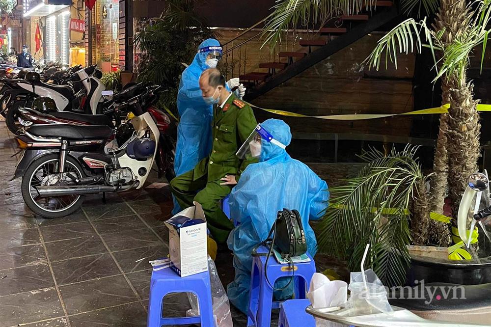 Hà Nội: 126 khách ăn nhậu tại karaoke Monaza Trần Duy Hưng vẫn đang chờ kết quả test nhanh vì liên quan 4 F0-5