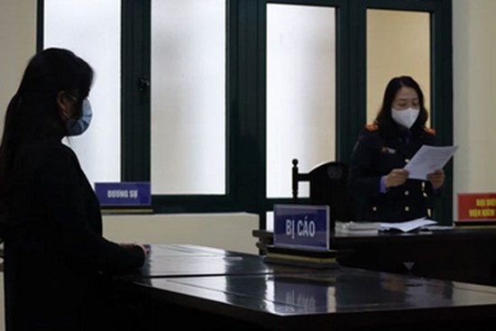 Hà Nội: 12 tháng tù cho công chức viên nhận 3 triệu đồng