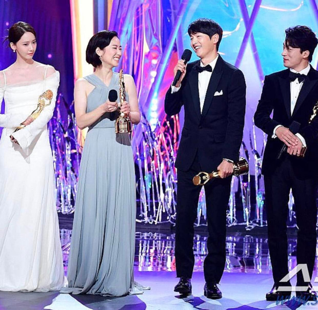 HOT: Song Joong Ki bị tóm sống ảnh hẹn hò tình tin đồn Jeon Yeo Bin, có hạnh phúc mới sau 2 năm ly hôn Song Hye Kyo?-5