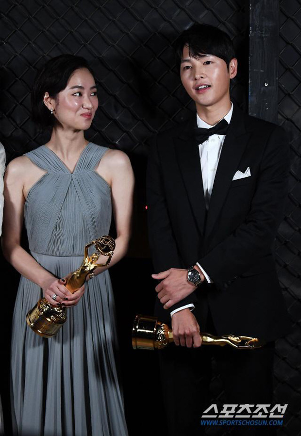 HOT: Song Joong Ki bị tóm sống ảnh hẹn hò tình tin đồn Jeon Yeo Bin, có hạnh phúc mới sau 2 năm ly hôn Song Hye Kyo?-6