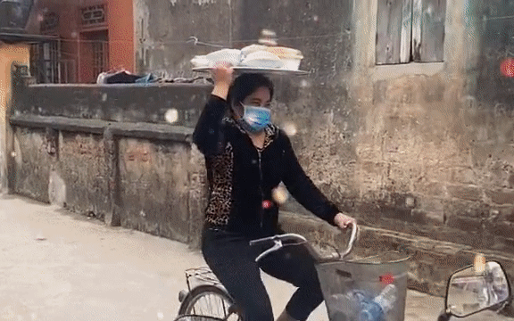 Người phụ nữ đỉnh nhất làng shipper: Nhìn cảnh tượng này ai cũng phải trầm trồ về khả năng chuyển hàng của cô!-1