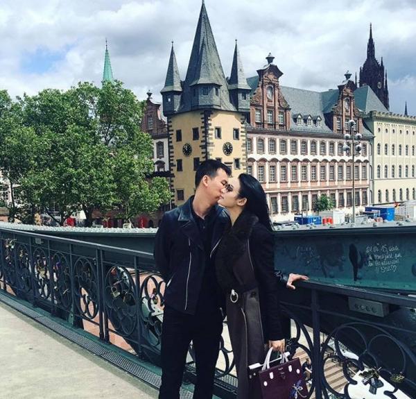 8 năm làm dâu nhà đại gia Sài thành, hotgirl Huyền Baby có cuộc sống xa xỉ đáng ngưỡng mộ: Ở biệt phủ 80 tỷ, ngồi xe Bentley, đắp mặt nạ vàng 24K-19