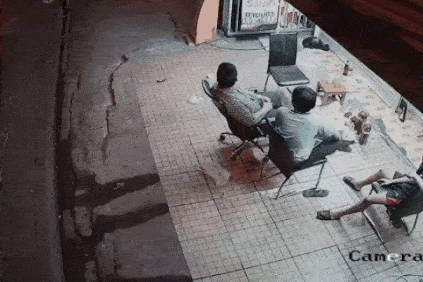 Clip: Say rượu, nữ tài xế tông trúng 3 thanh niên đang ngồi uống nước