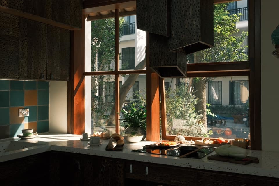 Căn bếp chi chít lỗ, nhìn qua thì giật mình nhưng ở lâu càng say đắm-1