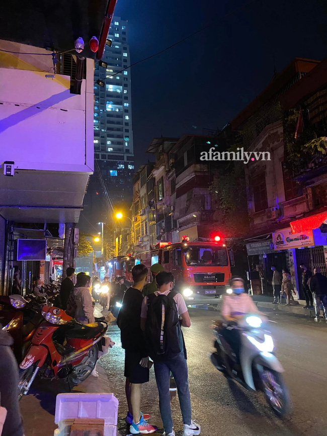 Hà Nội: Cháy khu tập thể trên đường Nguyễn Tuân, một người đàn ông nghi mắc kẹt bên trong-1