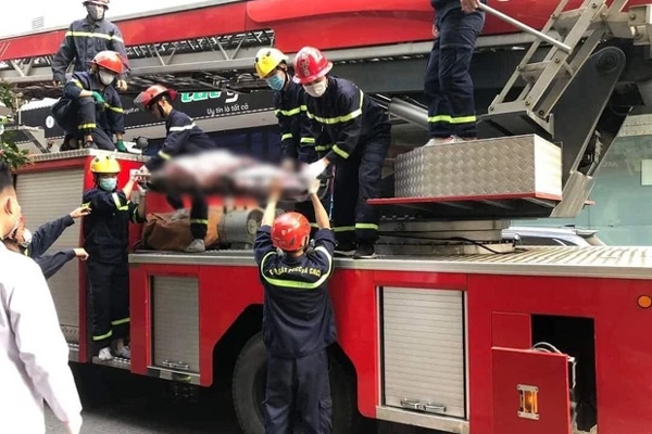 Clip: Thót tim khoảnh khắc người dân đỡ gọn bé trai rơi khỏi tầng 2-1