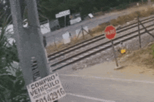 Cố vượt qua đường ray, ô tô tải bị tàu hỏa tông đứt làm đôi