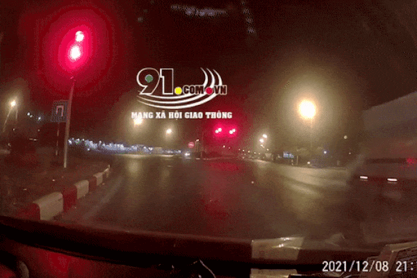 Cố vượt đèn đỏ, xe thư báo tông chết người, camera 