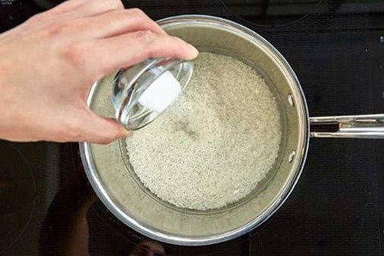 Vợ bỏ thứ này vào thùng gạo, hôm sau chồng bất ngờ thán phục trình đảm đang của vợ