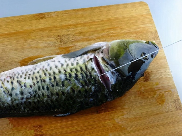 Mổ cá, rút bỏ ngay sợi dây này giúp cá bớt tanh, 90% chị em không biết-2