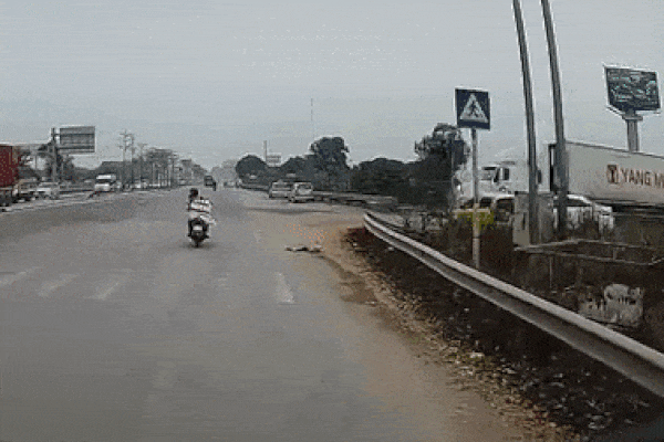 Thót tim khoảnh khắc tài xế xe máy suýt bị xe container nuốt chửng