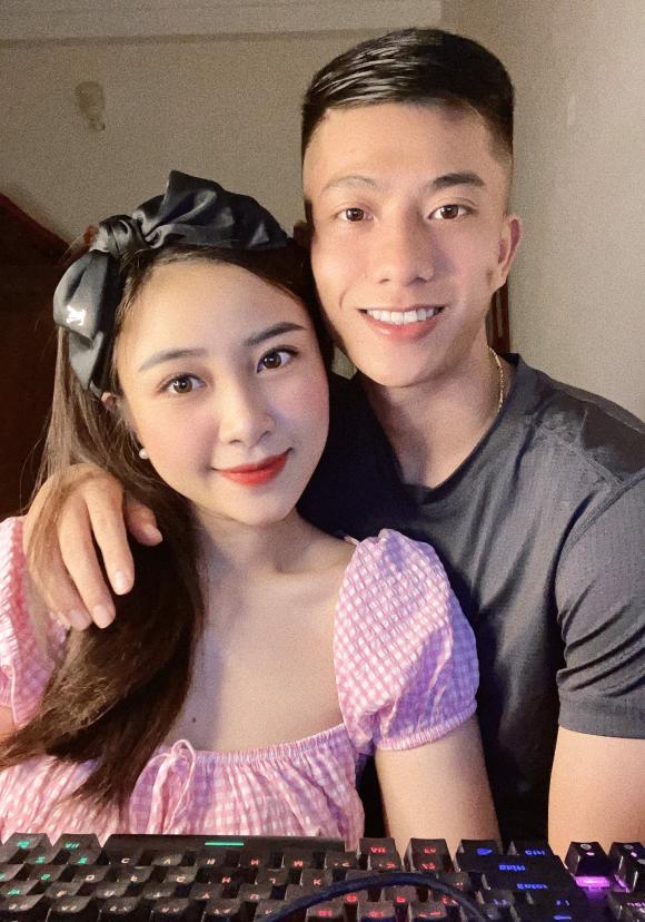 Mang bầu lần 2, nhan sắc vợ hot girl của tiền vệ Phan Văn Đức thay đổi ra sao?-3