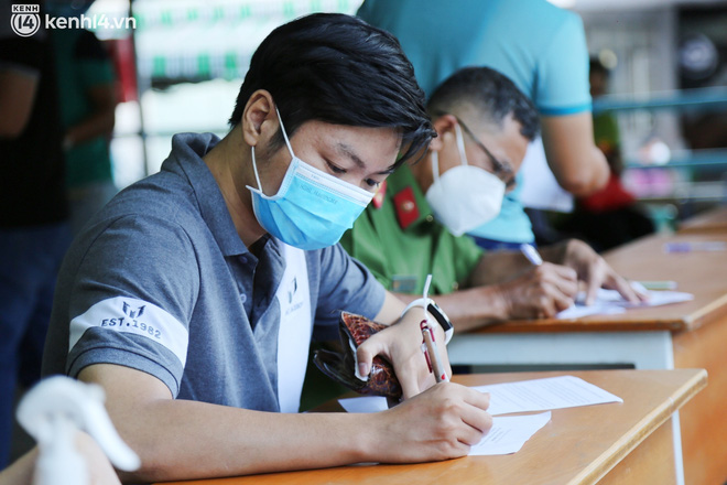 ẢNH: TP.HCM chính thức triển khai tiêm mũi 3 vaccine phòng Covid-19 cho người dân-1