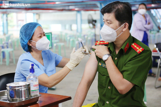 ẢNH: TP.HCM chính thức triển khai tiêm mũi 3 vaccine phòng Covid-19 cho người dân-10